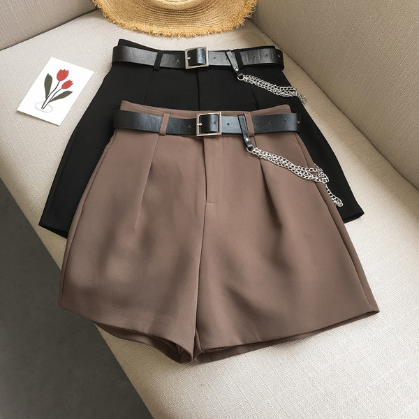 Moodsad naiste lühikesed püksid vöö ja metallelemendiga