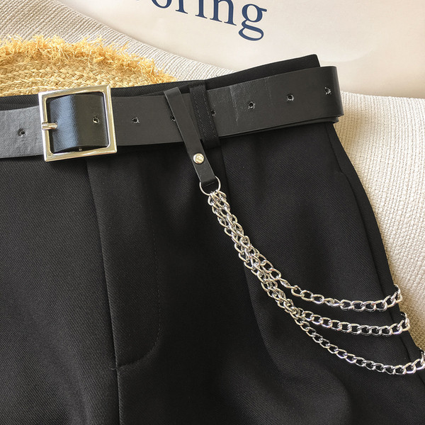 Moodsad naiste lühikesed püksid vöö ja metallelemendiga