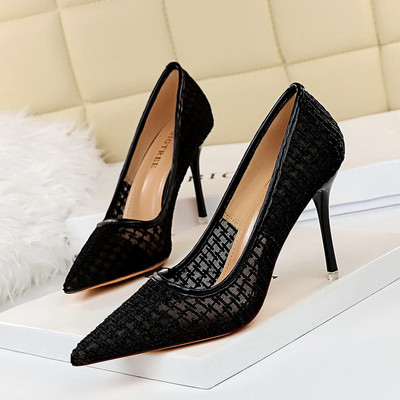 Õhukeste kontsadega vabaaja naistekingad – mitmes värvitoonis terava otsaga mudel