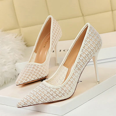 Õhukeste kontsadega vabaaja naistekingad – mitmes värvitoonis terava otsaga mudel