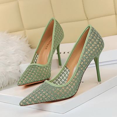 Õhukeste kontsadega vabaaja naistekingad – mitmes värvitoonis terava otsaga mudel