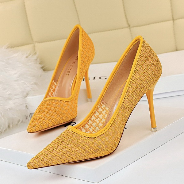 Õhukeste kontsadega vabaaja naistekingad – mitmes värvitoonis terava otsaga mudel