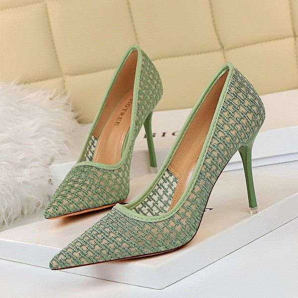 Õhukeste kontsadega vabaaja naistekingad – mitmes värvitoonis terava otsaga mudel