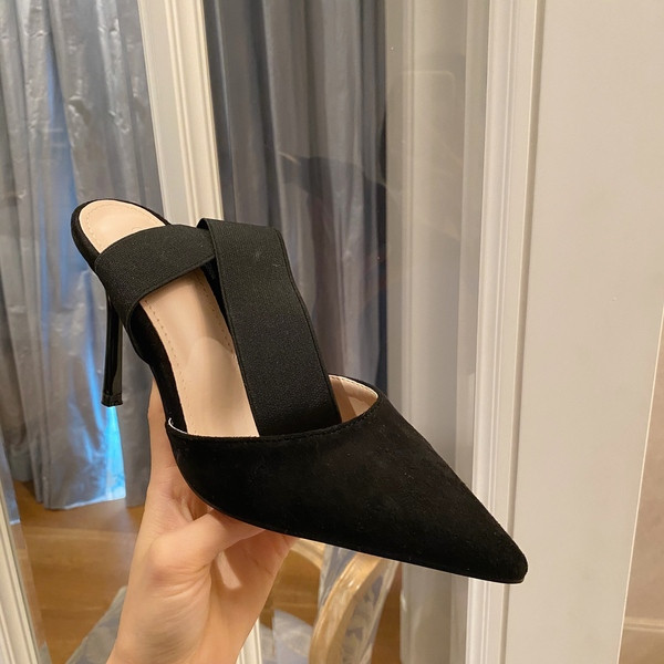 Vékony sarkú női szandál - hegyes modell fekete színben