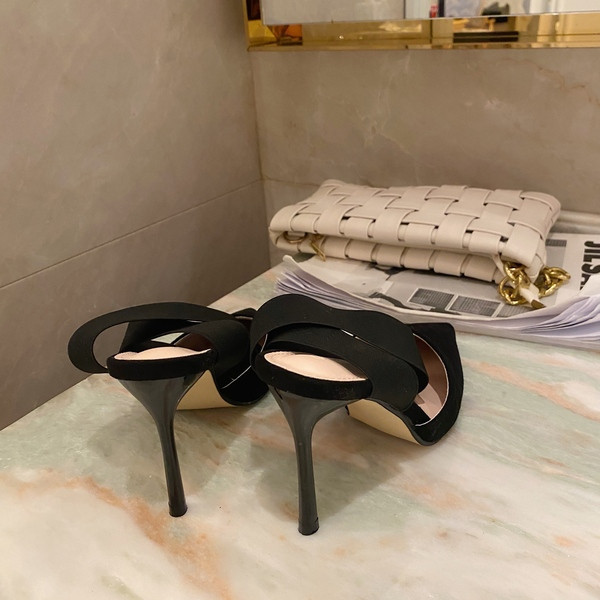 Vékony sarkú női szandál - hegyes modell fekete színben