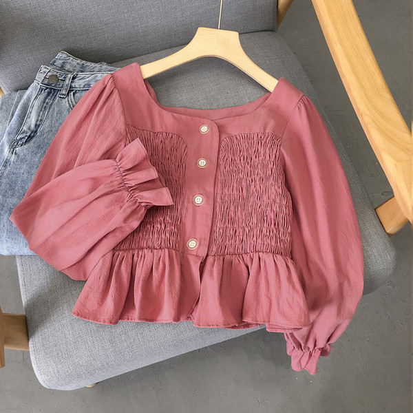 Modern női ing lótusz ujjakkal és szögletes nyakkivágással