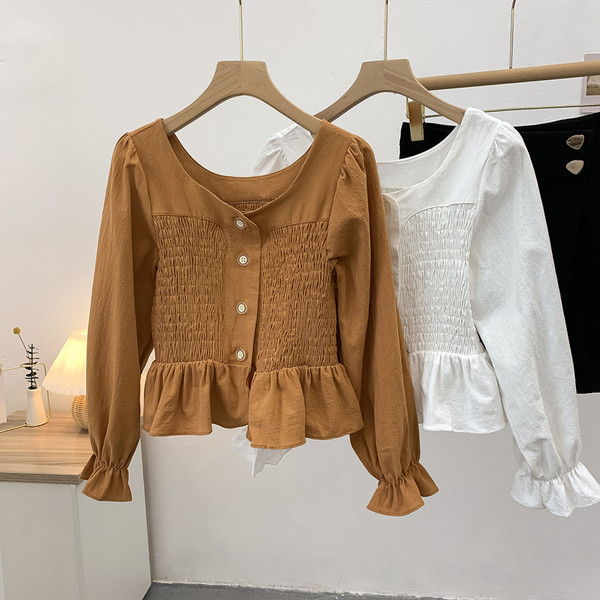 Modern női ing lótusz ujjakkal és szögletes nyakkivágással