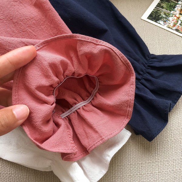 Modern női ing lótusz ujjakkal és szögletes nyakkivágással