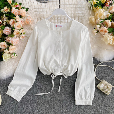 Moderns sieviešu krekls ar pogām un kvadrātveida kakla izgriezumu baltā krāsā