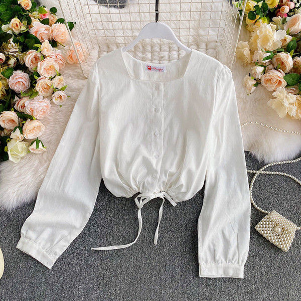 Moderns sieviešu krekls ar pogām un kvadrātveida kakla izgriezumu baltā krāsā