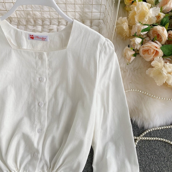 Moderns sieviešu krekls ar pogām un kvadrātveida kakla izgriezumu baltā krāsā