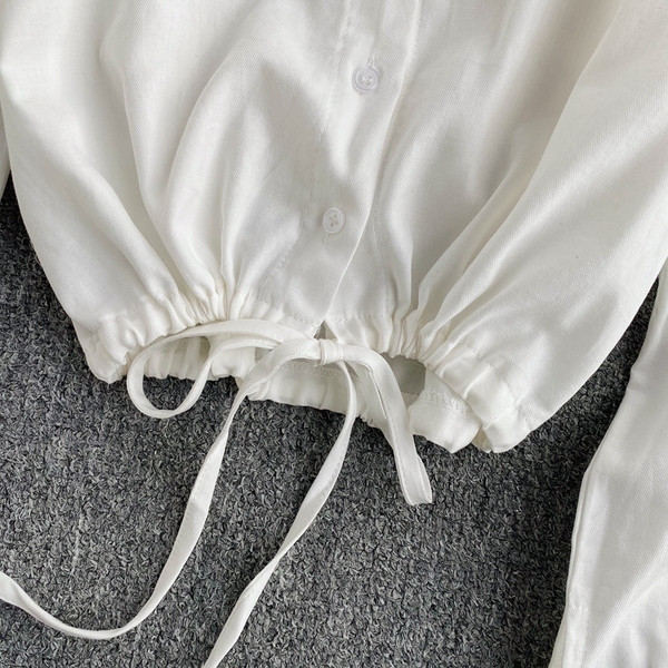 Moderns sieviešu krekls ar pogām un kvadrātveida kakla izgriezumu baltā krāsā