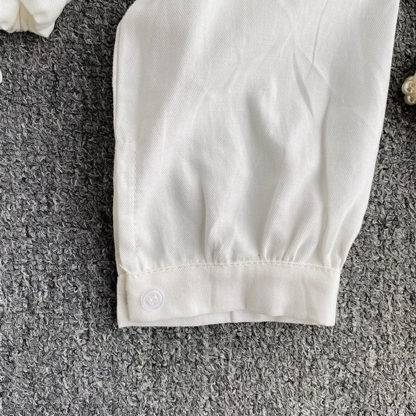 Moderns sieviešu krekls ar pogām un kvadrātveida kakla izgriezumu baltā krāsā