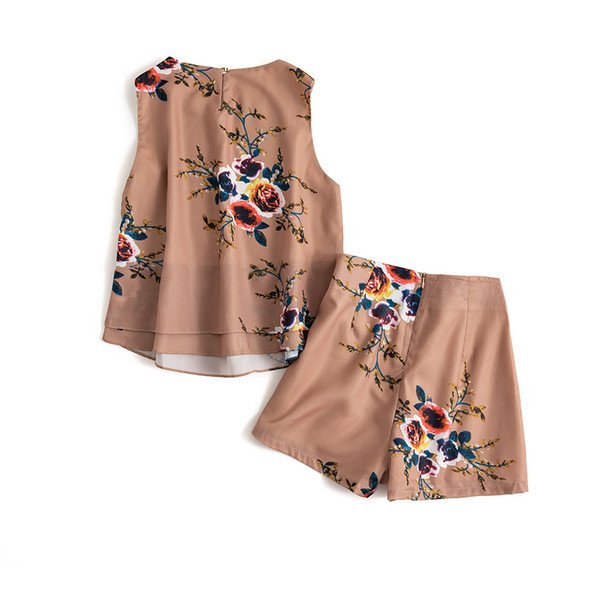 Mūsdienīgs sieviešu komplekts ar divdaļīgu topu un šortiem ar ziedu rakstu