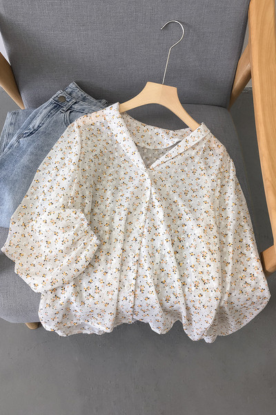 Új modell női ing spitz nyakkivágással és virágmotívumokkal