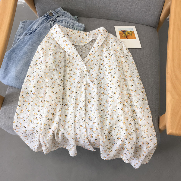 Új modell női ing spitz nyakkivágással és virágmotívumokkal