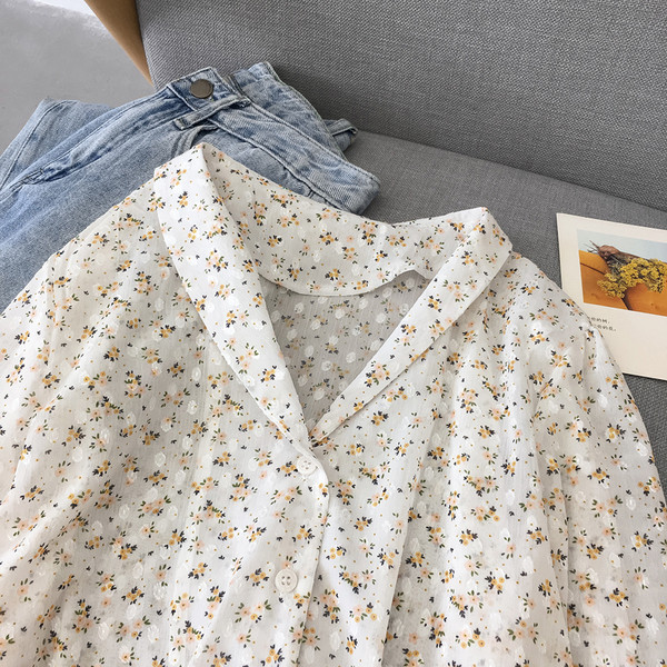 Új modell női ing spitz nyakkivágással és virágmotívumokkal