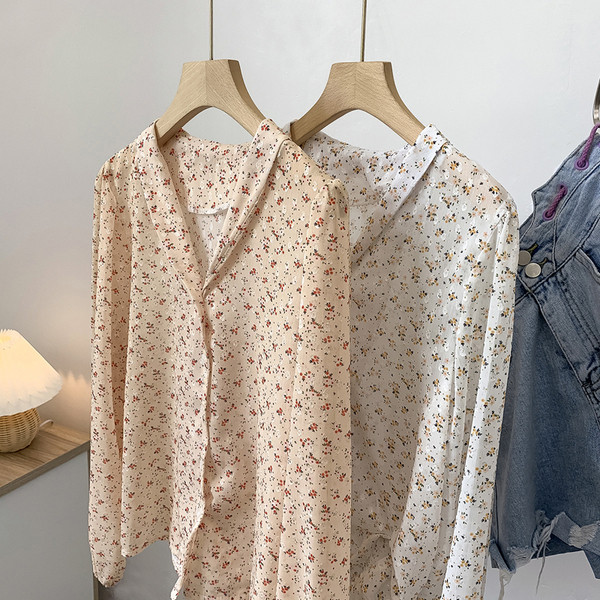 Új modell női ing spitz nyakkivágással és virágmotívumokkal