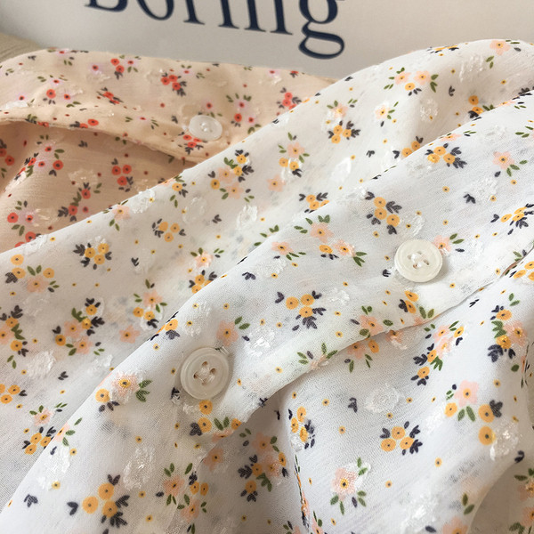 Új modell női ing spitz nyakkivágással és virágmotívumokkal