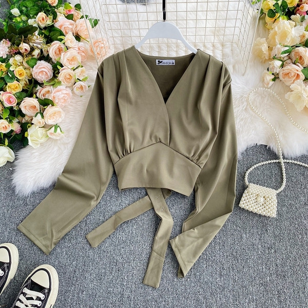 Női rövid ing spitz nyakkivágással és hosszú ujjú több színben