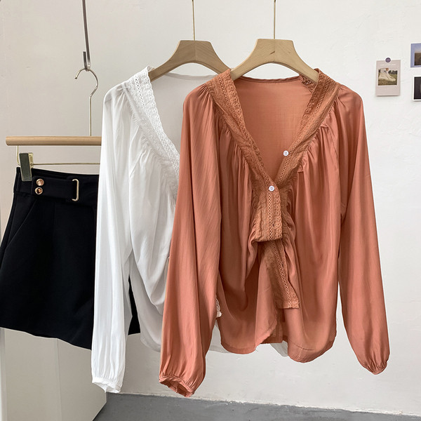 Moodne spits-kaelusega naiste särk – lai mudel