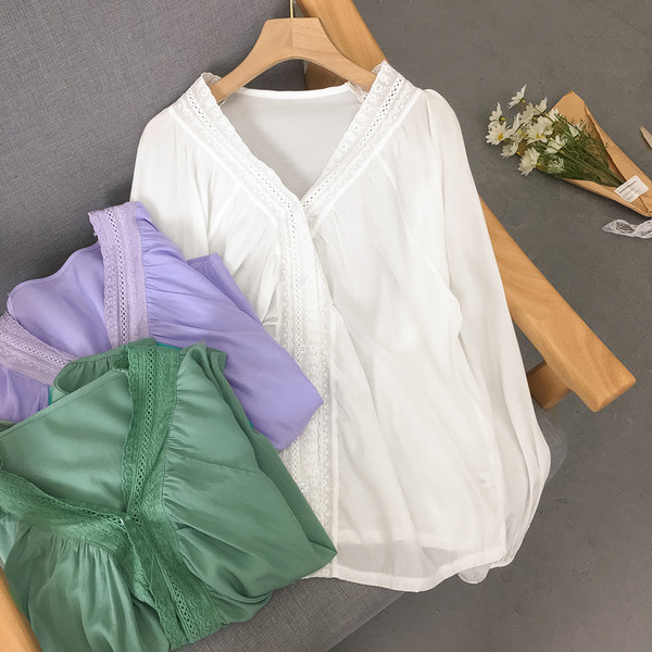 Moodne spits-kaelusega naiste särk – lai mudel