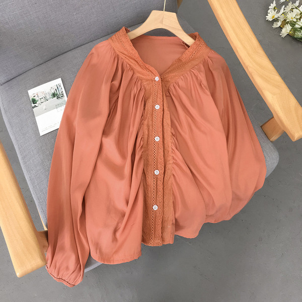 Moodne spits-kaelusega naiste särk – lai mudel