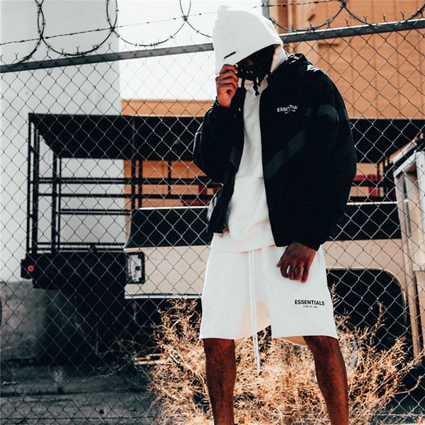 Alkalmi férfi rövidnadrág felirattal és gumírozott derékkal