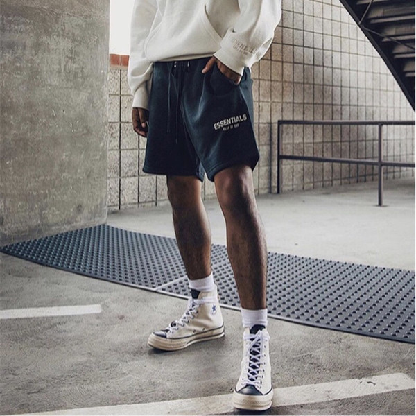 Alkalmi férfi rövidnadrág felirattal és gumírozott derékkal