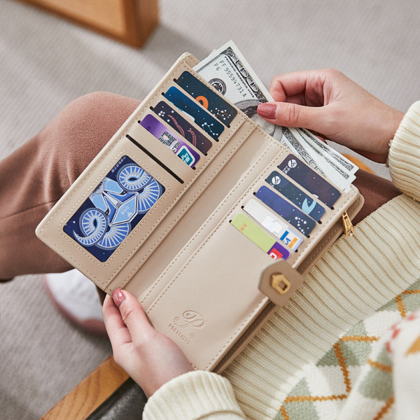 Γυναικείο πορτοφόλι με μεταλλική καρδιά και φερμουάρ