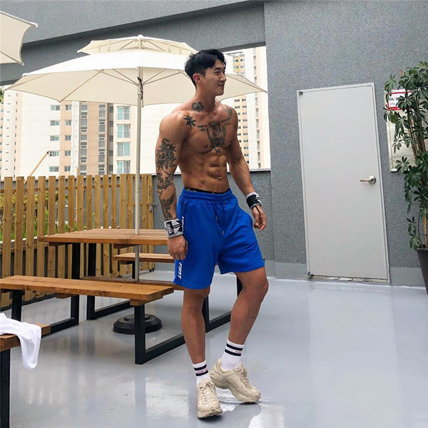 Férfi rövidnadrág elasztikus derékkal és szegéllyel