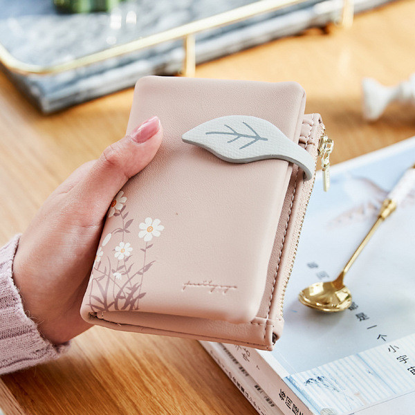 Moteriška piniginė su užtrauktuku ir metaliniu užsegimu