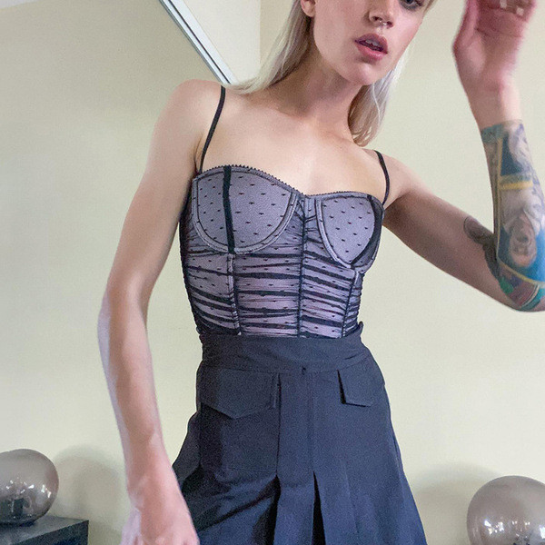 Moodne naiste rinnakas peenikeste rihmade ja tülliga