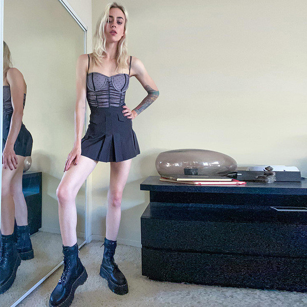 Moodne naiste rinnakas peenikeste rihmade ja tülliga