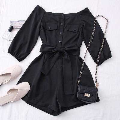 Moodne naiste lühike kombinesoon ovaalse dekoltee ja vööga