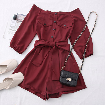 Moodne naiste lühike kombinesoon ovaalse dekoltee ja vööga