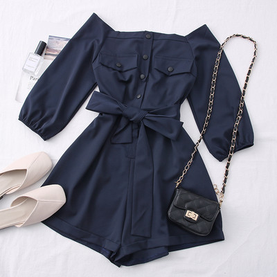 Moodne naiste lühike kombinesoon ovaalse dekoltee ja vööga