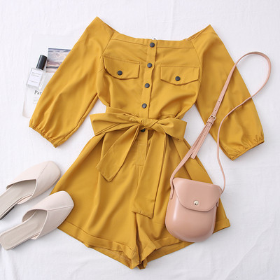 Moodne naiste lühike kombinesoon ovaalse dekoltee ja vööga