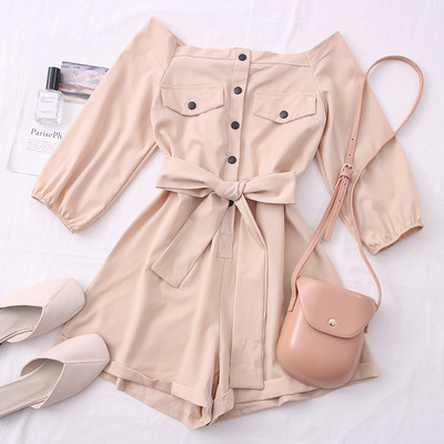 Moodne naiste lühike kombinesoon ovaalse dekoltee ja vööga