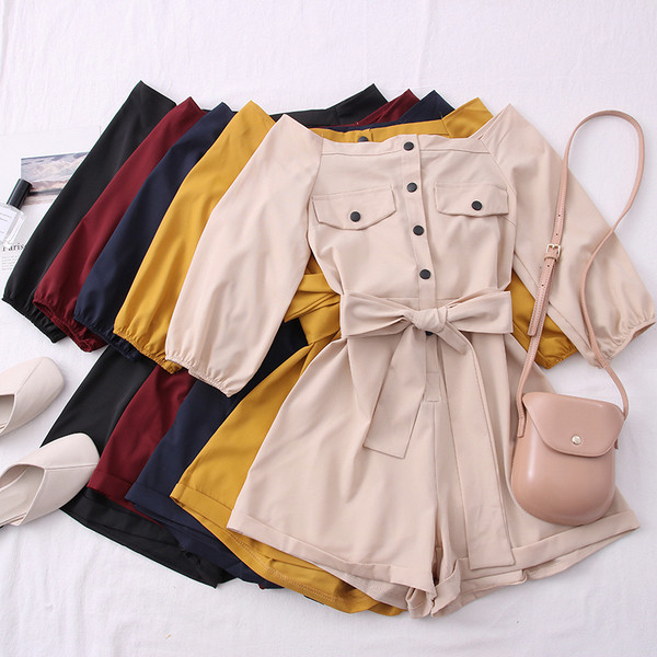 Moodne naiste lühike kombinesoon ovaalse dekoltee ja vööga