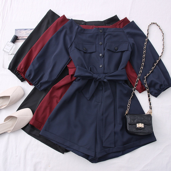 Moodne naiste lühike kombinesoon ovaalse dekoltee ja vööga