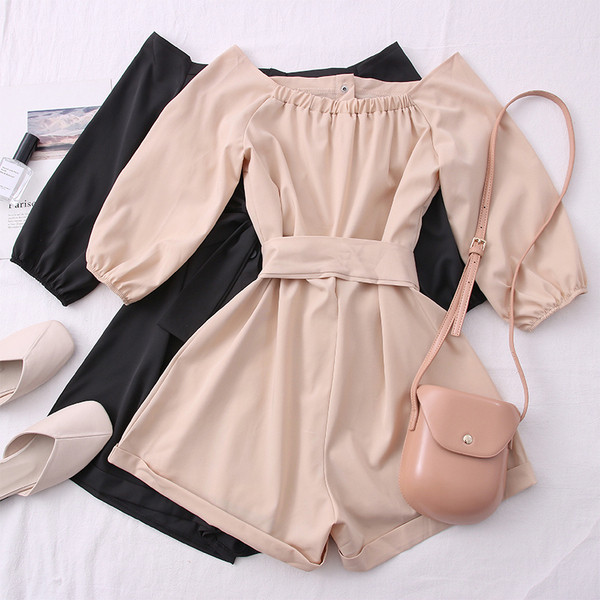 Moodne naiste lühike kombinesoon ovaalse dekoltee ja vööga