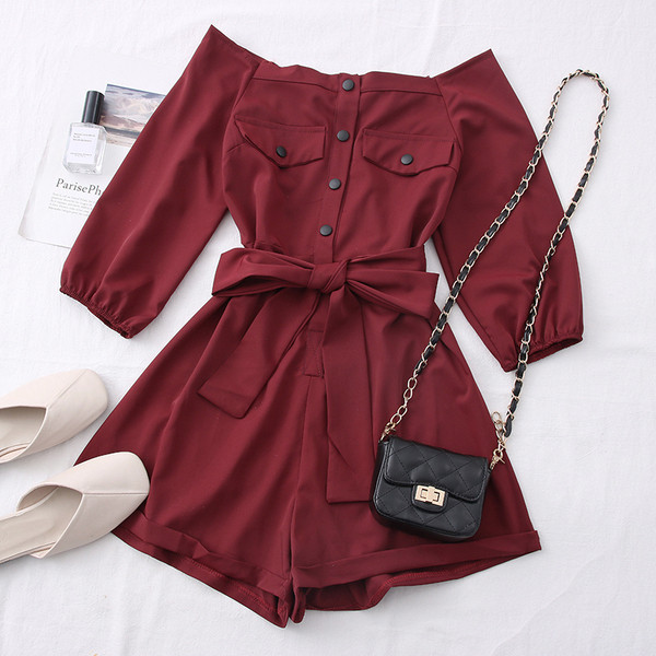 Moodne naiste lühike kombinesoon ovaalse dekoltee ja vööga