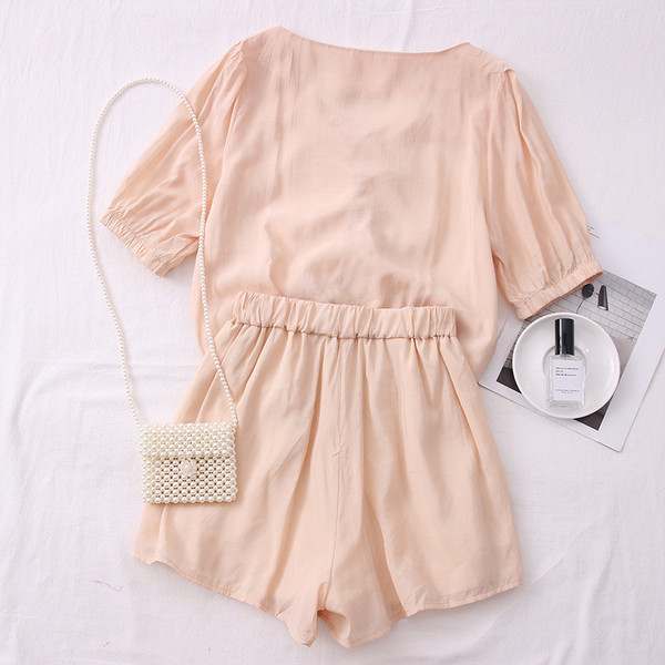 Naiste spordikomplekt kaheosalisest pluusist + lühikesed püksid