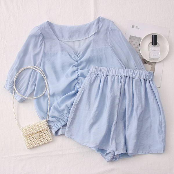 Naiste spordikomplekt kaheosalisest pluusist + lühikesed püksid