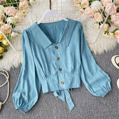 Mitmes värvitoonis spitsikaelusega ja nööpidega vabaaja naiste särk