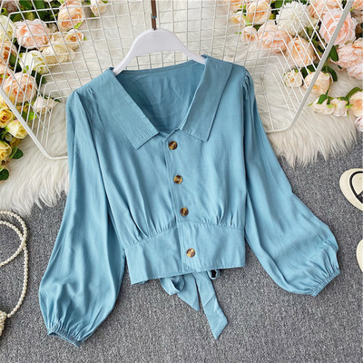 Mitmes värvitoonis spitsikaelusega ja nööpidega vabaaja naiste särk