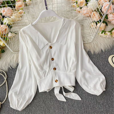 Mitmes värvitoonis spitsikaelusega ja nööpidega vabaaja naiste särk