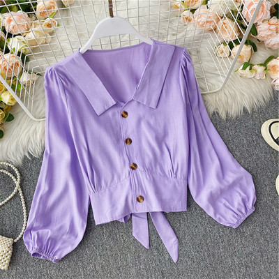 Mitmes värvitoonis spitsikaelusega ja nööpidega vabaaja naiste särk