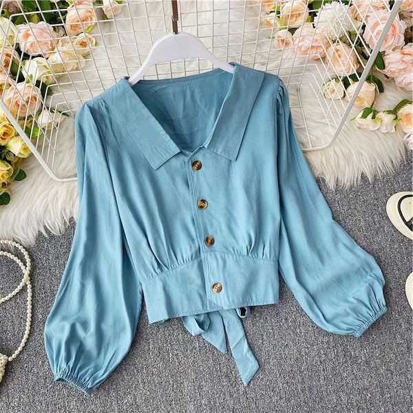 Mitmes värvitoonis spitsikaelusega ja nööpidega vabaaja naiste särk